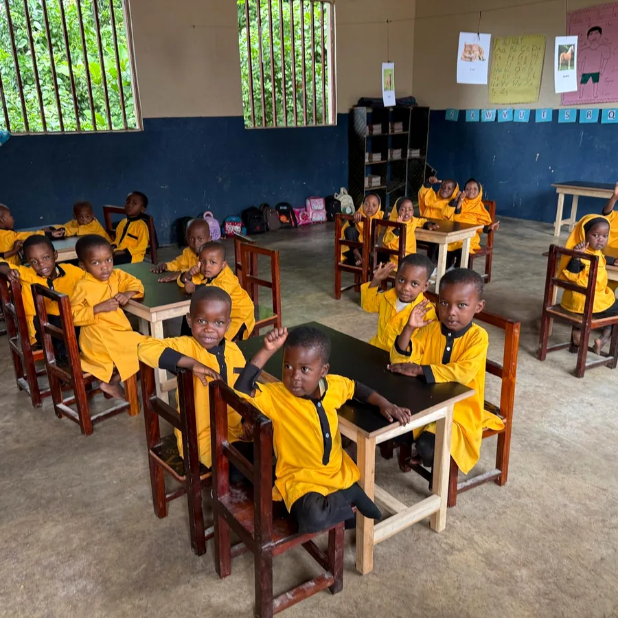 Bambini durante una lezione nel presidio educativo di Zanzibar