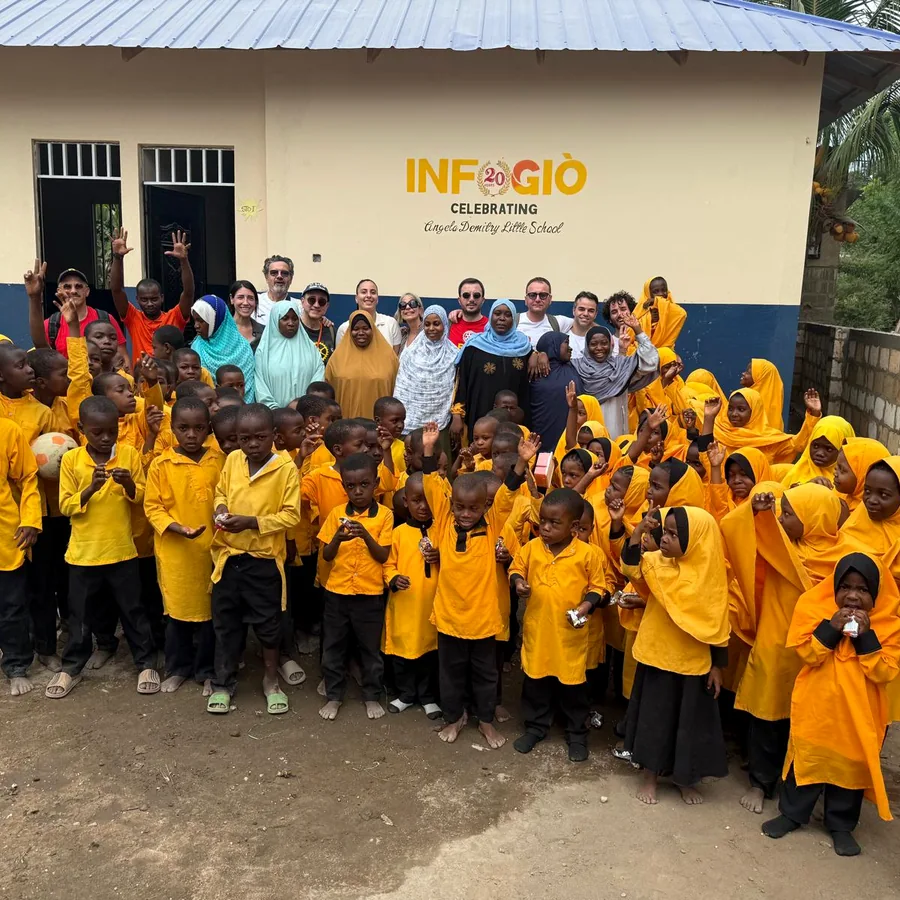 Bambini e volontari della comunità sostenuta a Zanzibar