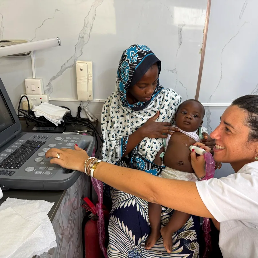 Visita cardiologica pediatrica durante una giornata di prevenzione